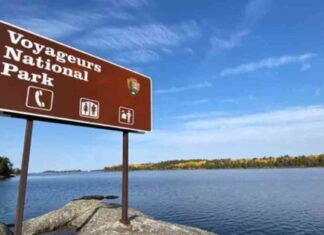 Tragic Accident: Park Ranger Dies in Capsized Rescue Boat on Lake news-07102024-145302