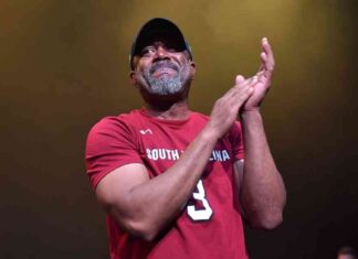Country Star Darius Rucker Falls During Concert Performance: ‘Old’ Jokes – SEO: Darius Rucker Concert Fall & Age Jokes news-15102024-033346