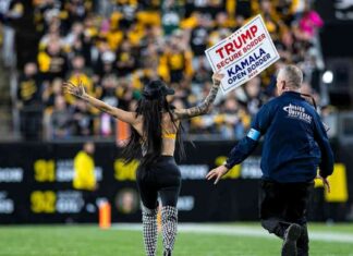 Woman runs onto Steelers’ field with pro-Trump sign during former president’s game appearance news-21102024-162524