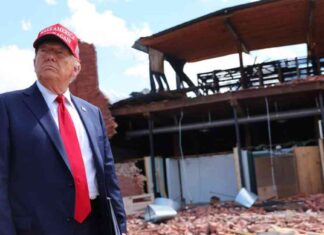 Trump Visits Hurricane Helene Devastation on Campaign Trail news-21102024-173337