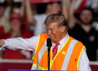 Donald Trump’s Unusual Attire at Key Swing State Rally news-31102024-090426