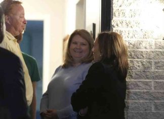 Connecting with Voters: Harris Visits Pennsylvania Family for Door Knock Event news-05112024-194639