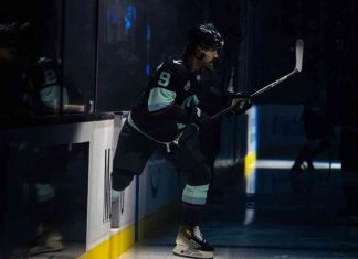 Chandler Stephenson Faces Golden Knights in First Game Since Joining Kraken news-09112024-080138
