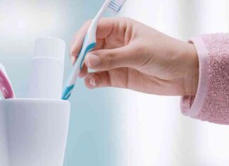 Why Keeping Your Toothbrush Near the Toilet is Bad for Your Health news-30112024-055121