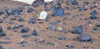 stunning-nasa-mage-reveals-blue-rocks-on-mars-landscape