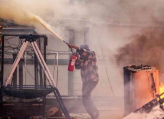 Altadena Residents Fight to Save Homes as Firefighters Struggle altadena-residents-fight-to-save-homes-as-firefighters-struggle