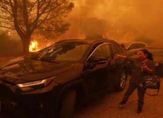 Navigating Traffic Gridlock and Uncertainty in Pacific Palisades as Fire Approaches: Residents on Edge navigating-traffic-gridlock-and-uncertainty-in-pacific-palisades-as-fire-approaches-residents-on-edge