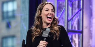 whitney-cummings-critiques-cnns-new-years-broadcast-in-live-roast