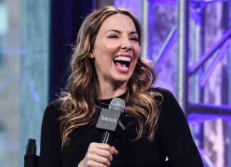 Whitney Cummings Critiques CNN’s New Year’s Broadcast in Live Roast whitney-cummings-critiques-cnns-new-years-broadcast-in-live-roast