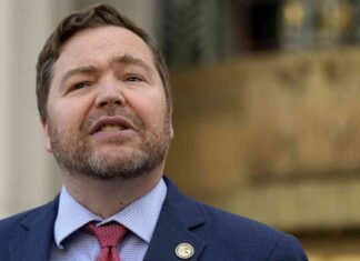 Elderly Victims Targeted in Bank and Real Estate Schemes, Two Men Arrested elderly-victims-targeted-in-bank-and-real-estate-schemes-two-men-arrested