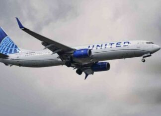 United Airlines Flight Diverted from Hawaii to LAX Due to Security Concern united-airlines-flight-diverted-from-hawaii-to-lax-due-to-security-concern